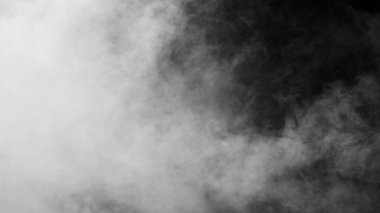 Siyah arkaplanda beyaz duman