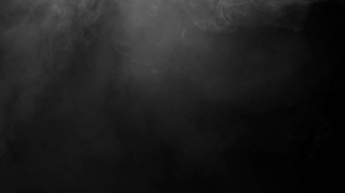Siyah arkaplanda beyaz duman