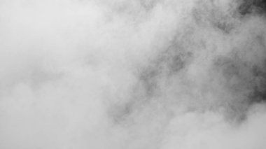 Siyah arkaplanda beyaz duman