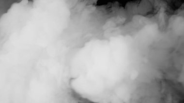 Siyah arkaplanda beyaz duman