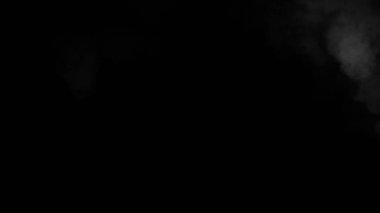 Siyah arkaplanda beyaz duman