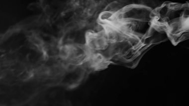 Siyah arkaplanda beyaz duman