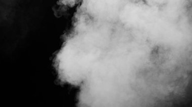 Siyah arkaplanda beyaz duman