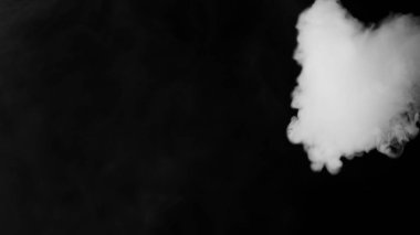 Siyah arkaplanda beyaz duman