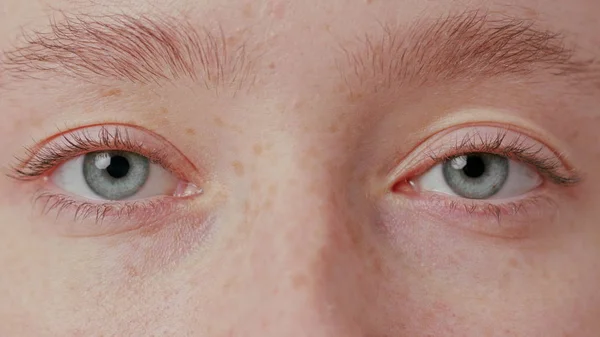 Крупним планом красиве блакитне око — стокове фото