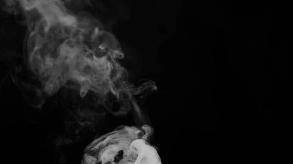 蒸汽烟雾的白云被隔离在黑色的背景上 气体在太空中爆炸 旋转和跳舞 一种神奇的雾尘纹理效果 可以通过叠加和改变其透明度来使用 — 图库照片