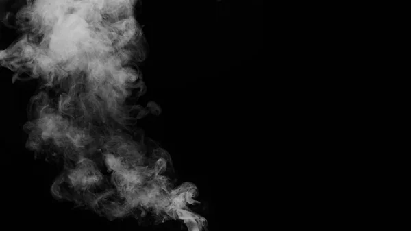 蒸汽烟雾的白云被隔离在黑色的背景上 气体在太空中爆炸 旋转和跳舞 一种神奇的雾尘纹理效果 可以通过叠加和改变其透明度来使用 — 图库照片