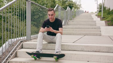 Kasabada bir telefonu kullanan adam