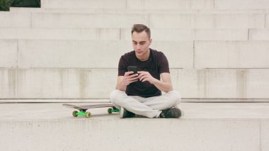 Kasabada bir telefonu kullanan adam