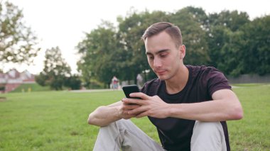 Kasabada bir telefonu kullanan adam