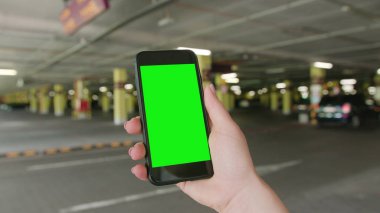 Yeşil Ekranlı Telefonu Tutan Bir El