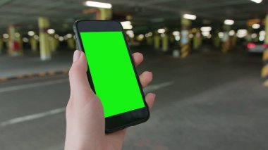 Yeşil Ekranlı Telefonu Tutan Bir El