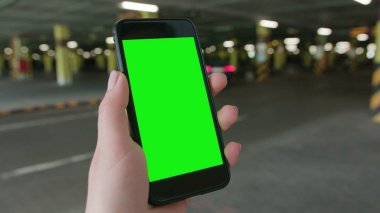 Yeşil Ekranlı Telefonu Tutan Bir El