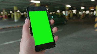 Yeşil Ekranlı Telefonu Tutan Bir El