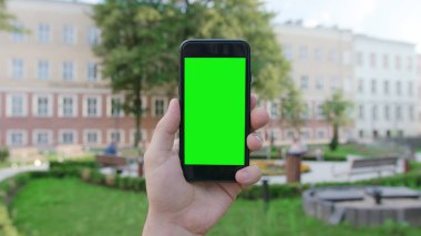 Yeşil Ekranlı Telefonu Tutan Bir El