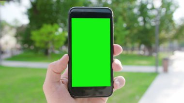 Yeşil Ekranlı Telefonu Tutan Bir El