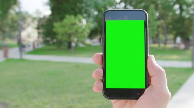 Yeşil Ekranlı Telefonu Tutan Bir El