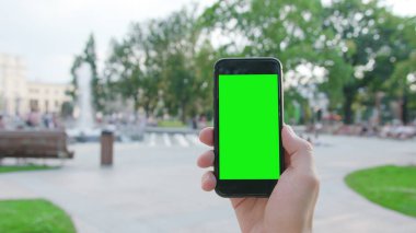 Yeşil Ekranlı Telefonu Tutan Bir El