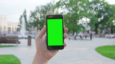 Yeşil Ekranlı Telefonu Tutan Bir El