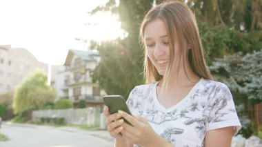 Genç Bayan kasabada bir telefon kullanma