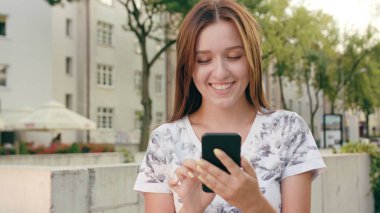 Genç Bayan kasabada bir telefon kullanma