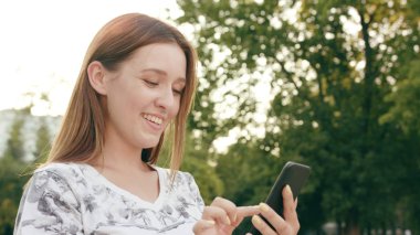 Genç Bayan kasabada bir telefon kullanma