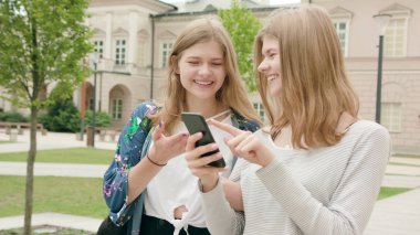 Genç bayanlar kasabada bir telefon kullanma