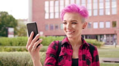 Video aramasý yapma pembe kısa saçlı kadın