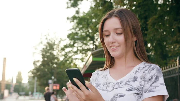 Ung dam med en telefon i stan — Stockfoto