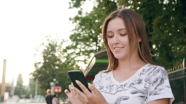 Genç Bayan kasabada bir telefon kullanma