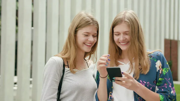 Девушки с помощью телефона в городе — стоковое фото