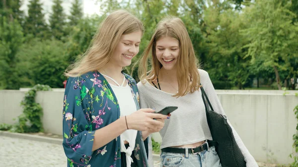 Девушки с помощью телефона в городе — стоковое фото