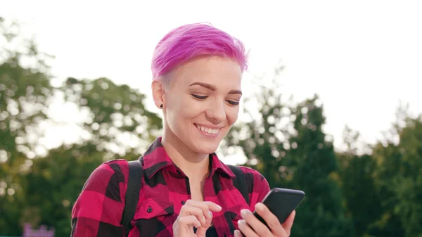Woman with Pink Short Hair Using a Phone in Town — Stock Photo, Image
