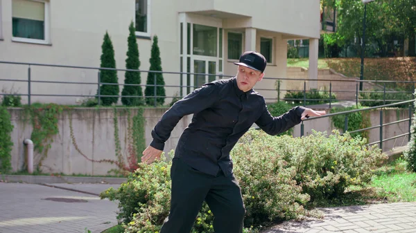 Een Jonge Man Gekleed Zwarte Breakdancing Straat Long Shot — Stockfoto