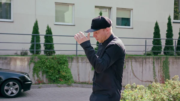 Jonge Man in zwarte Breakdancing — Stockfoto