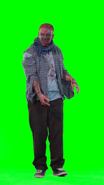 Zumbi assustador em halloween isolado fundo verde — Fotografia de Stock