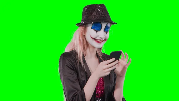 Halloween clown smink använder mobiltelefon — Stockfoto