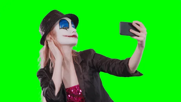 Halloween clown smink tar en selfie mobiltelefon — Stockfoto