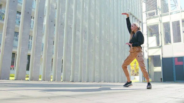 Meisje voert moderne hiphop dans op straat — Stockfoto