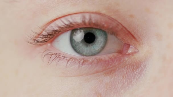 Крупним планом красиве блакитне око — стокове відео