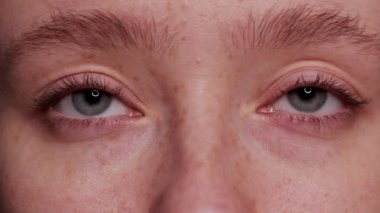 Yakın çekim güzel mavi göz