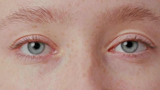Närbild vackra blå ögon — Stockvideo