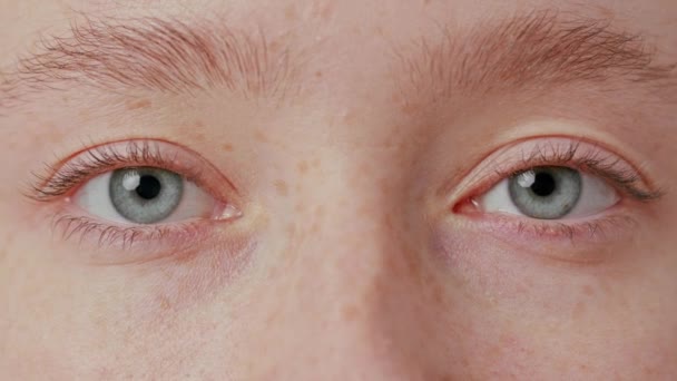 Close-up van de mooie blauwe ogen — Stockvideo