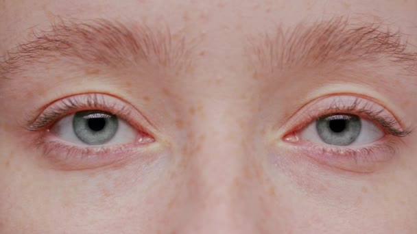 Κοντινό Πλάνο Όμορφο Μπλε Μάτι Άνοιγμα Ανθρώπινη Ίριδα Μακροφυσική Ομορφιά — Αρχείο Βίντεο