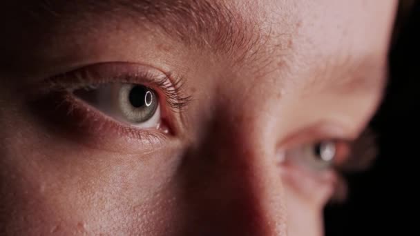 Yakın çekim güzel mavi göz — Stok video