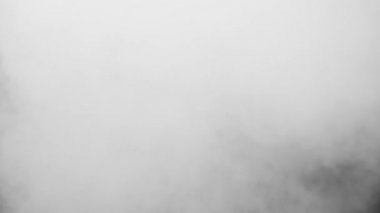 Siyah arkaplanda beyaz duman