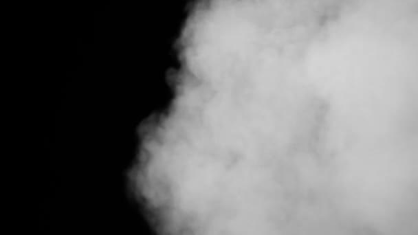 Белый дым на черном фоне — стоковое видео