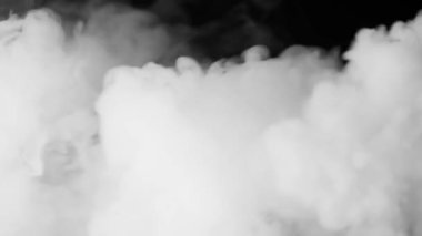 Siyah arkaplanda beyaz duman