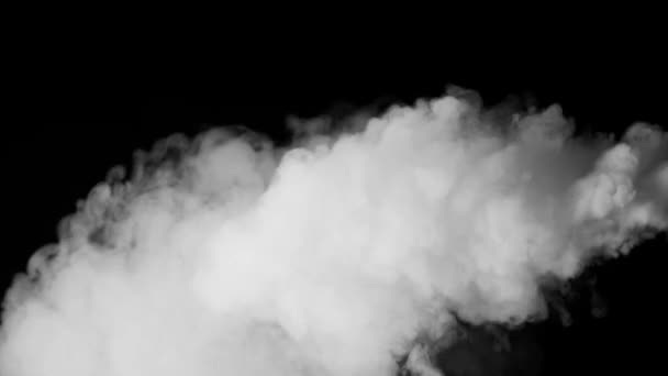 Humo blanco sobre fondo negro — Vídeos de Stock