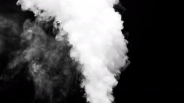 Siyah arkaplanda beyaz duman